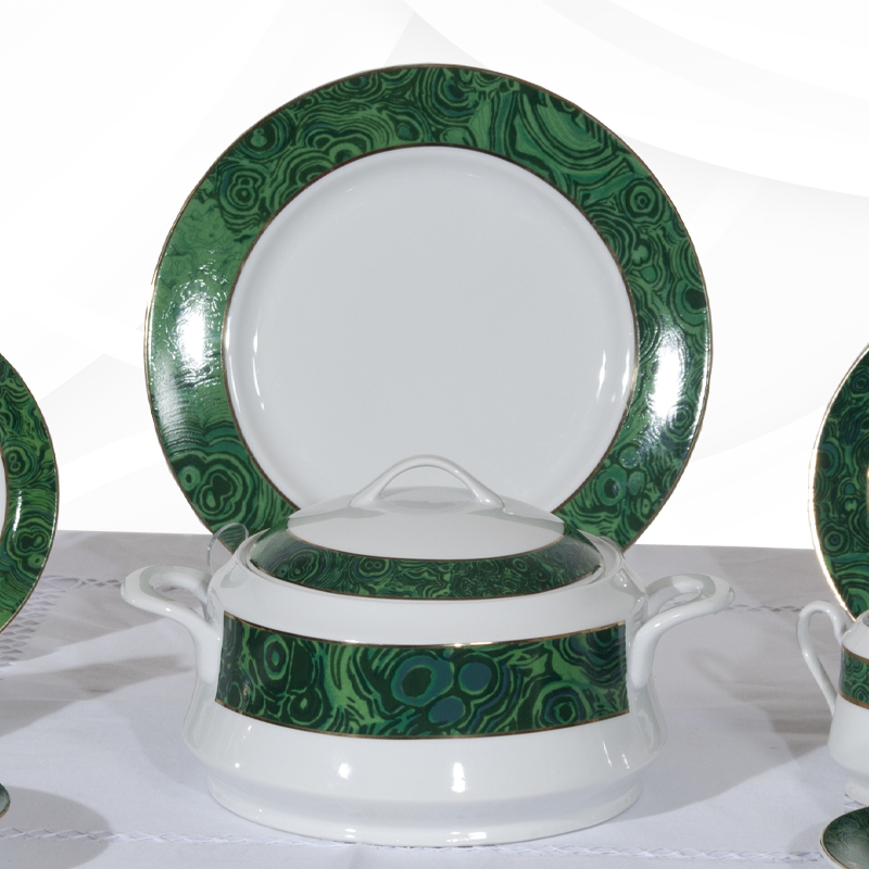 RENTA VAJILLA FILO VERDE DECORADO CON ORO