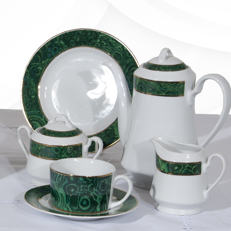 RENTA VAJILLA FILO VERDE DECORADO CON ORO